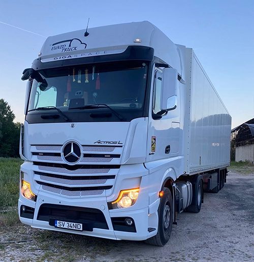 Ansamblu cap-tractor Mercedes-Benz Actros si semi-remorca pregatit pentru transport de marfuri oriunde in Europa