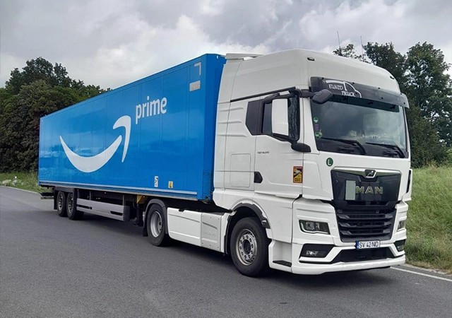 Camion MAN si semi-remorca box de la Amazon fotografiate la o mica pauza in parcare
